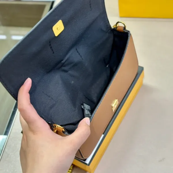 【2026】【FENDI 公式 旗艦店】 フェンディ  ショルダーバッグ  当日出荷 好評に付き再入荷！21*13CM