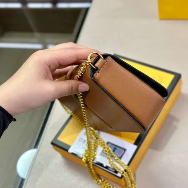 【2026】【FENDI 公式 旗艦店】 フェンディ  ショルダーバッグ  当日出荷 好評に付き再入荷！21*13CM
