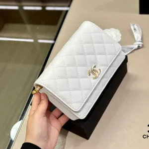 【2026】【CHANEL  公式 旗艦店】シャネル   ショルダーバッグ  当日出荷 好評に付き再入荷！19*12CM