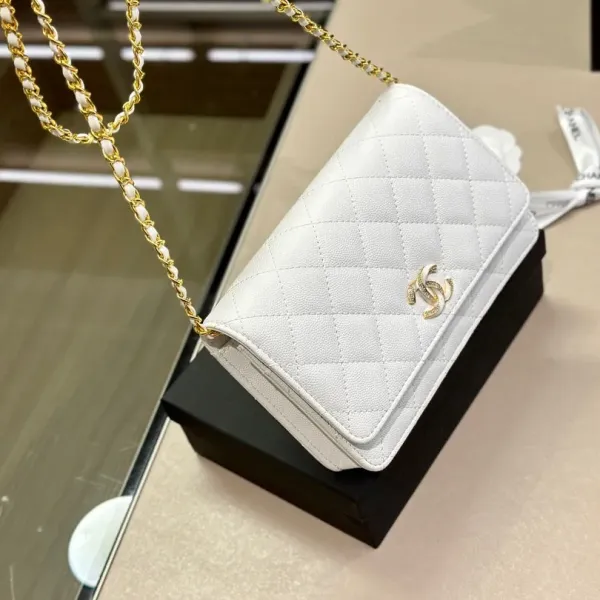 【2026】【CHANEL  公式 旗艦店】シャネル   ショルダーバッグ  当日出荷 好評に付き再入荷！19*12CM