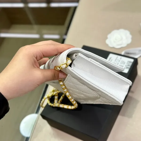 【2026】【CHANEL  公式 旗艦店】シャネル   ショルダーバッグ  当日出荷 好評に付き再入荷！19*12CM