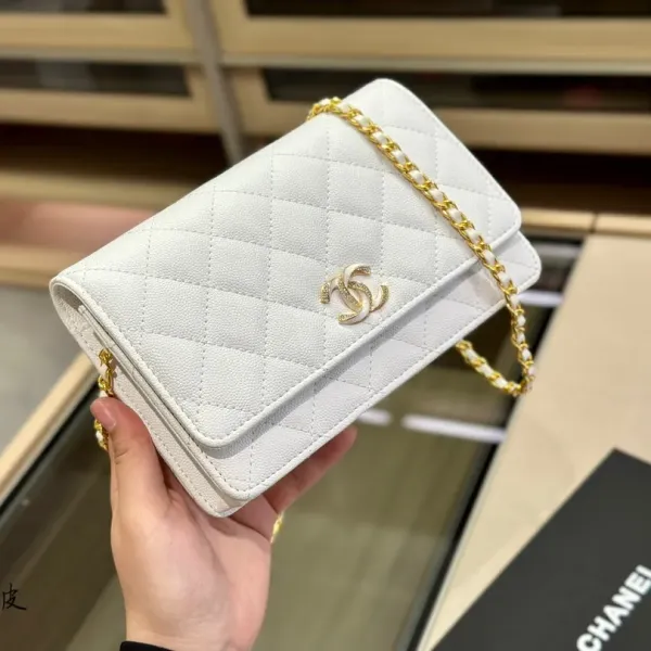 【2026】【CHANEL  公式 旗艦店】シャネル   ショルダーバッグ  当日出荷 好評に付き再入荷！19*12CM