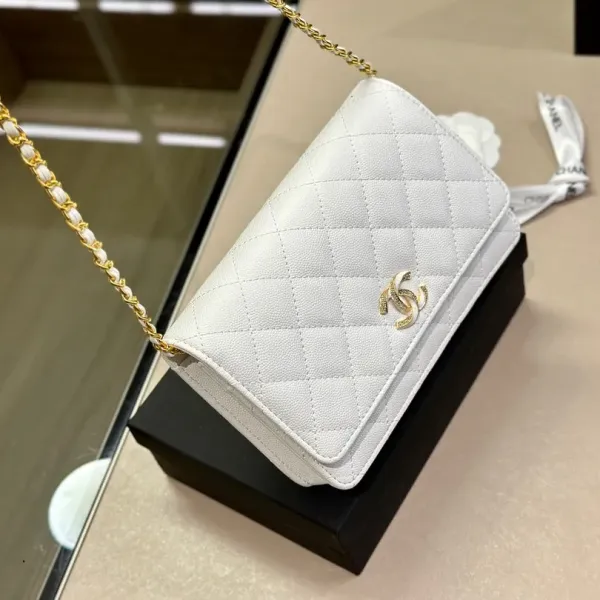 【2026】【CHANEL  公式 旗艦店】シャネル   ショルダーバッグ  当日出荷 好評に付き再入荷！19*12CM
