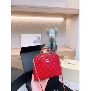 【2026】【CHANEL  公式 旗艦店】シャネル   ショルダーバッグ  当日出荷 好評に付き再入荷！21*17CM