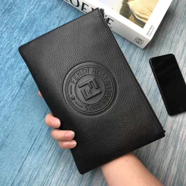 【2026】【FENDI  公式旗艦店】フェンディ クラッチバッグ当日出荷 好評に付き再入荷！28*18CM