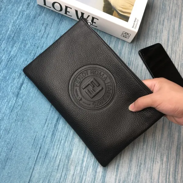 【2026】【FENDI  公式旗艦店】フェンディ クラッチバッグ当日出荷 好評に付き再入荷！28*18CM