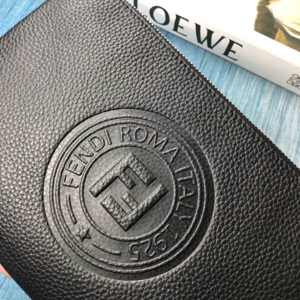 【2026】【FENDI  公式旗艦店】フェンディ クラッチバッグ当日出荷 好評に付き再入荷！28*18CM