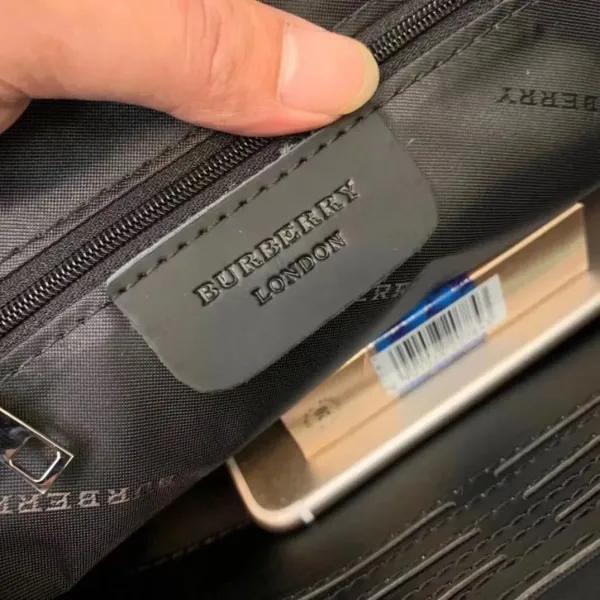 【2026】【BURBERRY 公式旗艦店】バーバリー   クラッチバッグ 当日出荷 好評に付き再入荷！28*18*3CM