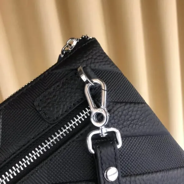 【2026】【BURBERRY 公式旗艦店】バーバリー   クラッチバッグ 当日出荷 好評に付き再入荷！29*19CM
