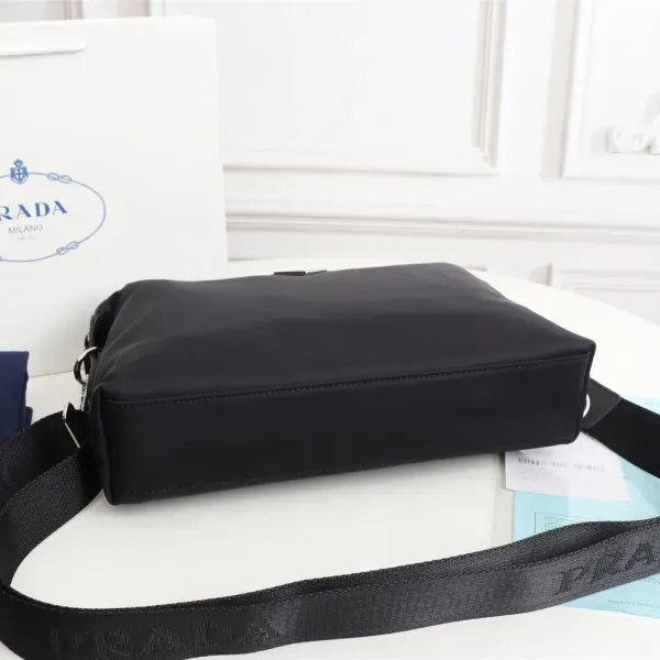 【2026】【PRADA 公式旗艦店】プラダ   ショルダーバッグ   当日出荷 好評に付き再入荷！31*21*7CM