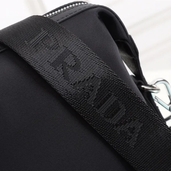 【2026】【PRADA 公式旗艦店】プラダ   ショルダーバッグ   当日出荷 好評に付き再入荷！31*21*7CM