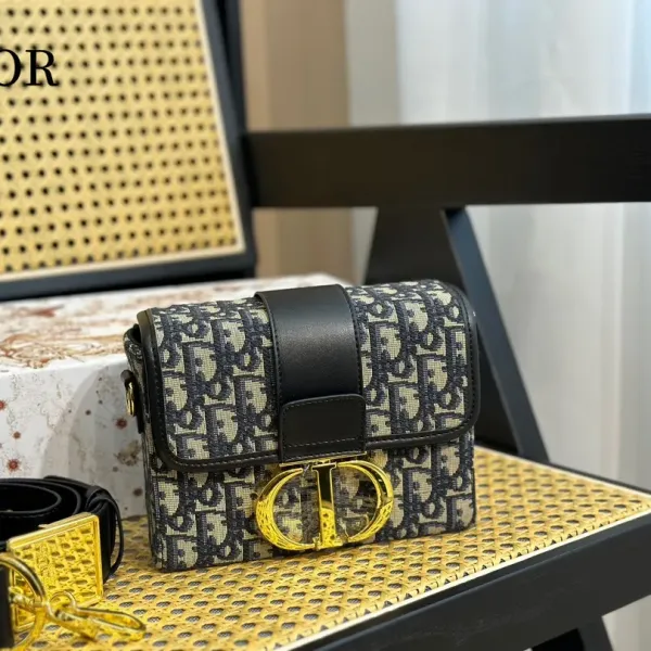 【2026】【DIOR 公式旗艦店】ディオール   ショルダーバッグ 当日出荷 好評に付き再入荷！18*13CM