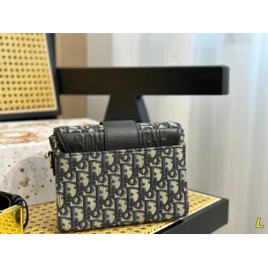 【2026】【DIOR 公式旗艦店】ディオール   ショルダーバッグ 当日出荷 好評に付き再入荷！18*13CM