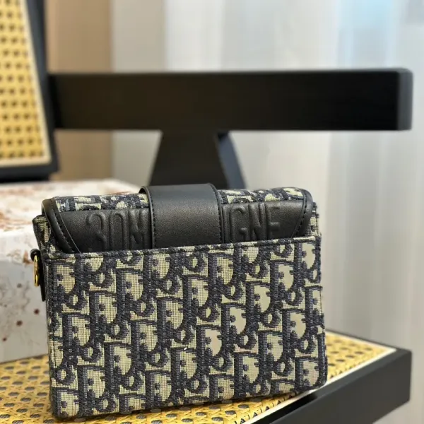 【2026】【DIOR 公式旗艦店】ディオール   ショルダーバッグ 当日出荷 好評に付き再入荷！18*13CM