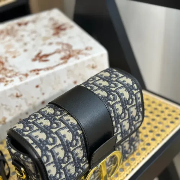 【2026】【DIOR 公式旗艦店】ディオール   ショルダーバッグ 当日出荷 好評に付き再入荷！18*13CM