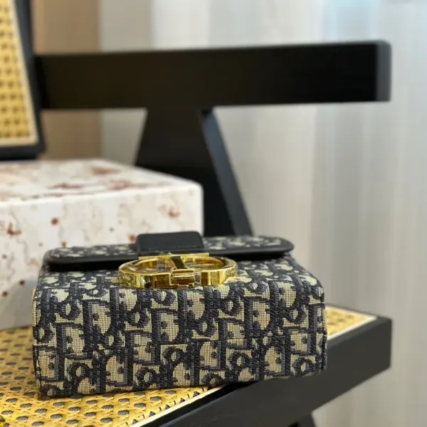【2026】【DIOR 公式旗艦店】ディオール   ショルダーバッグ 当日出荷 好評に付き再入荷！18*13CM