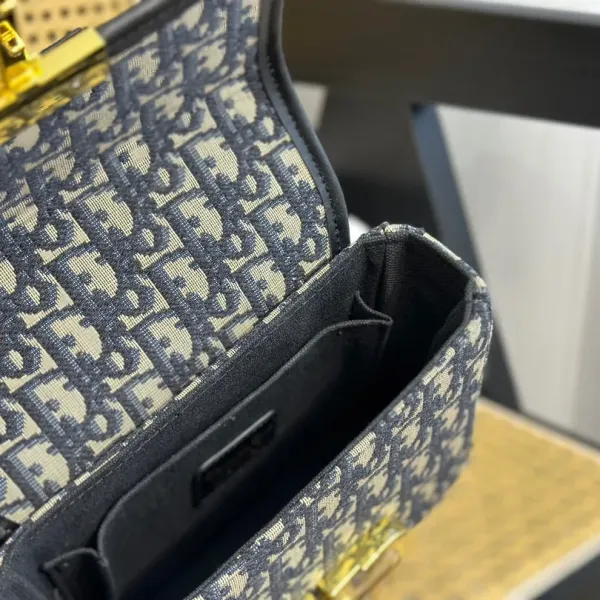 【2026】【DIOR 公式旗艦店】ディオール   ショルダーバッグ 当日出荷 好評に付き再入荷！18*13CM