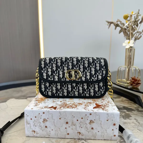 【2026】【DIOR 公式旗艦店】ディオール   ショルダーバッグ 当日出荷 好評に付き再入荷！22.5*12CM