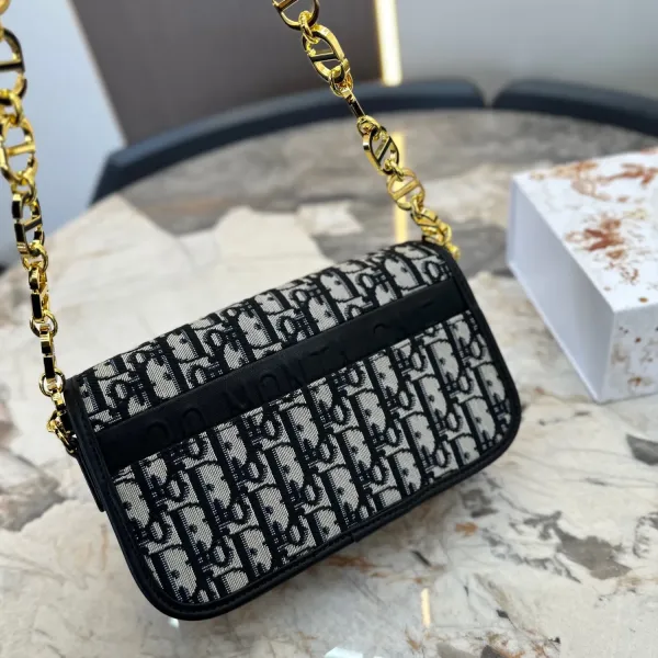 【2026】【DIOR 公式旗艦店】ディオール   ショルダーバッグ 当日出荷 好評に付き再入荷！22.5*12CM