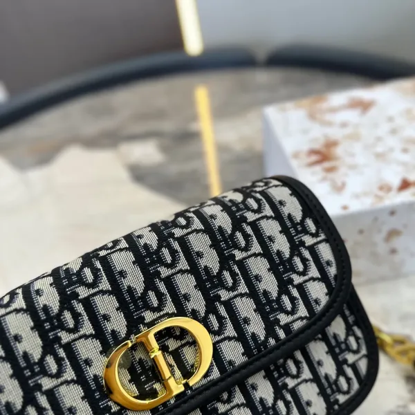 【2026】【DIOR 公式旗艦店】ディオール   ショルダーバッグ 当日出荷 好評に付き再入荷！22.5*12CM