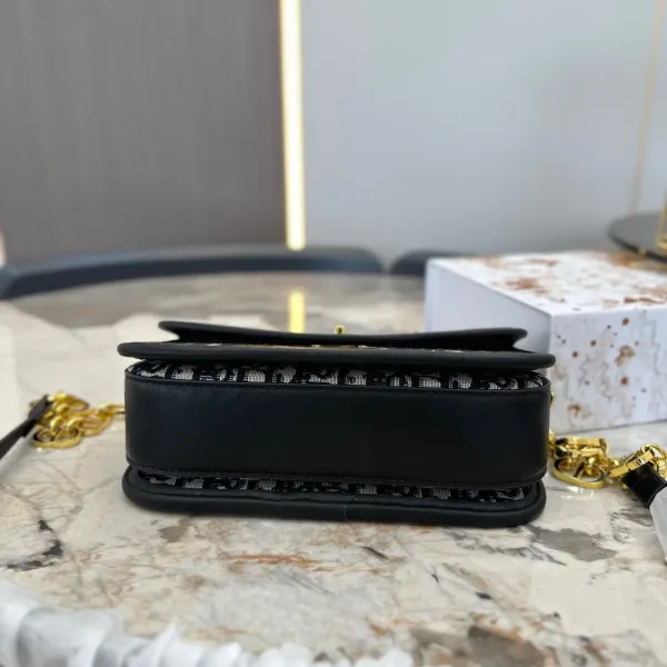 【2026】【DIOR 公式旗艦店】ディオール   ショルダーバッグ 当日出荷 好評に付き再入荷！22.5*12CM