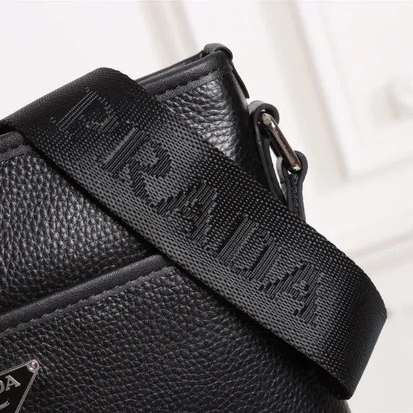 【2026】【PRADA 公式旗艦店】プラダ   ショルダーバッグ 当日出荷 好評に付き再入荷！25*27*5CM