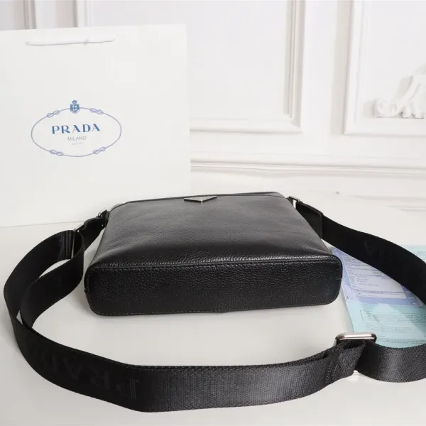 【2026】【PRADA 公式旗艦店】プラダ   ショルダーバッグ 当日出荷 好評に付き再入荷！25*27*5CM