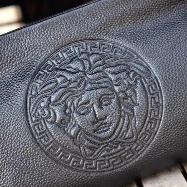 【2026】【VERSACE 公式旗艦店】ヴェルサーチ  クラッチバッグ    当日出荷 好評に付き再入荷！28*17*5CM