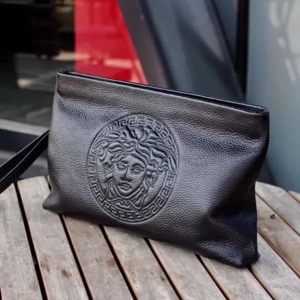 【2026】【VERSACE 公式旗艦店】ヴェルサーチ  クラッチバッグ    当日出荷 好評に付き再入荷！28*17*5CM
