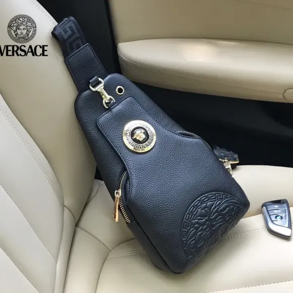 【2026】【VERSACE 公式旗艦店】ヴェルサーチ    胸ポケット  当日出荷 好評に付き再入荷！16*30*7.5CM