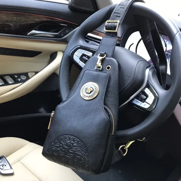 【2026】【VERSACE 公式旗艦店】ヴェルサーチ    胸ポケット  当日出荷 好評に付き再入荷！16*30*7.5CM