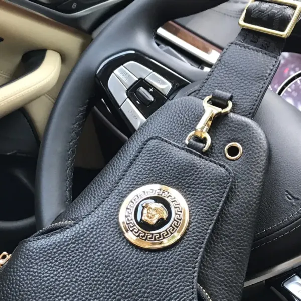 【2026】【VERSACE 公式旗艦店】ヴェルサーチ    胸ポケット  当日出荷 好評に付き再入荷！16*30*7.5CM