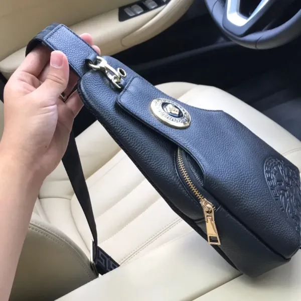 【2026】【VERSACE 公式旗艦店】ヴェルサーチ    胸ポケット  当日出荷 好評に付き再入荷！16*30*7.5CM