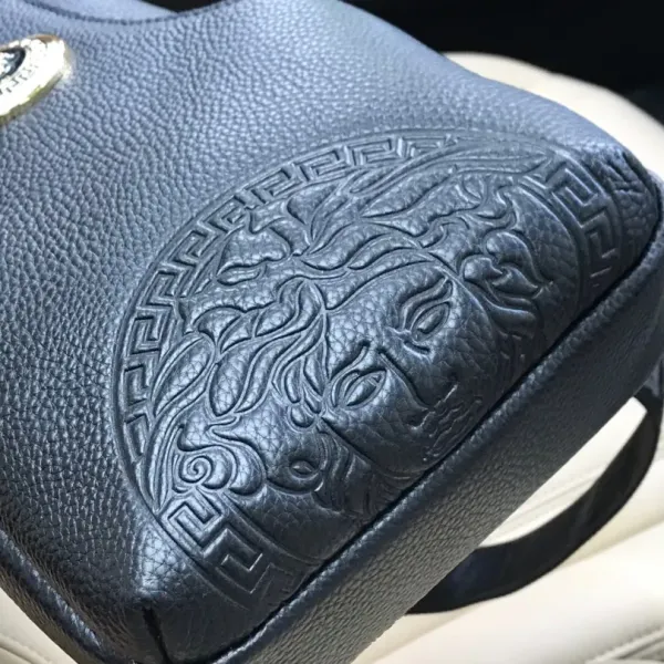 【2026】【VERSACE 公式旗艦店】ヴェルサーチ    胸ポケット  当日出荷 好評に付き再入荷！16*30*7.5CM