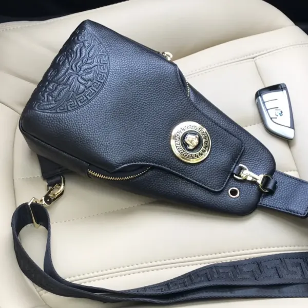 【2026】【VERSACE 公式旗艦店】ヴェルサーチ    胸ポケット  当日出荷 好評に付き再入荷！16*30*7.5CM