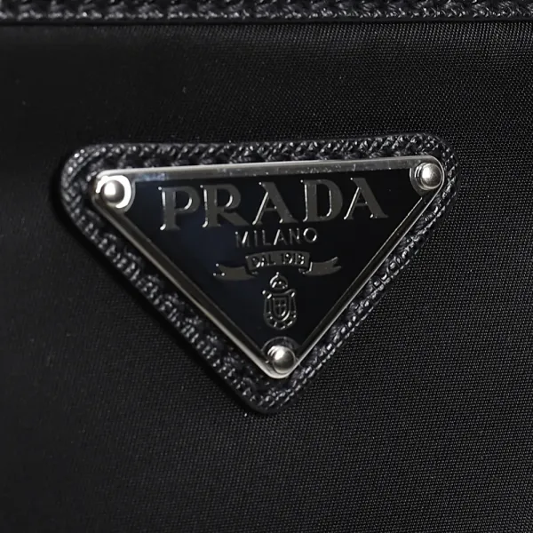 【2026】PRADA ☆ナイロンxサフィアーノレザー クロスボディバッグ 20*16*5cm