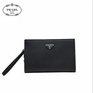 【2026】【PRADA  公式 旗艦店】プラダ   クラッチバッグ   当日出荷 好評に付き再入荷！  黒 27*17*6 CM