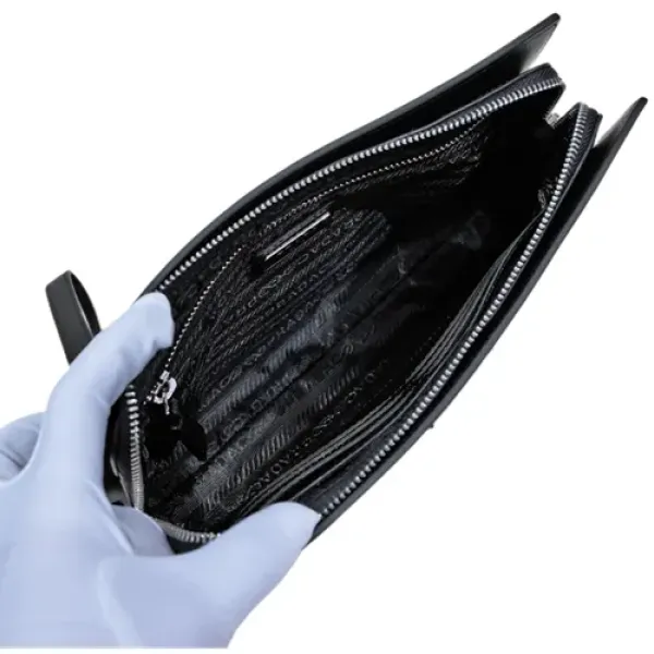 【2026】【PRADA  公式 旗艦店】プラダ   クラッチバッグ   当日出荷 好評に付き再入荷！  黒 27*17*6 CM