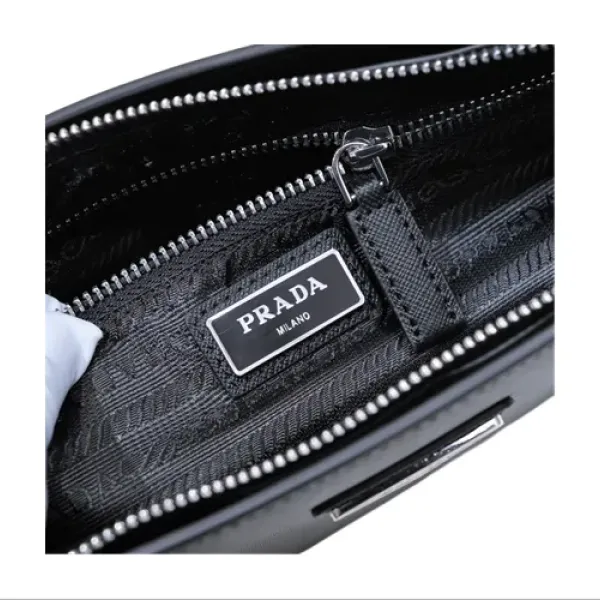 【2026】【PRADA  公式 旗艦店】プラダ   クラッチバッグ   当日出荷 好評に付き再入荷！  黒 27*17*6 CM