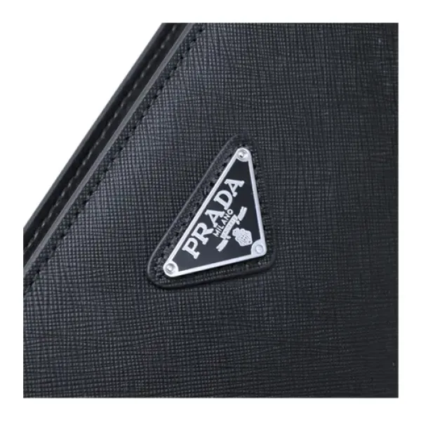 【2026】【PRADA  公式 旗艦店】プラダ   クラッチバッグ   当日出荷 好評に付き再入荷！  黒 27*17*6 CM