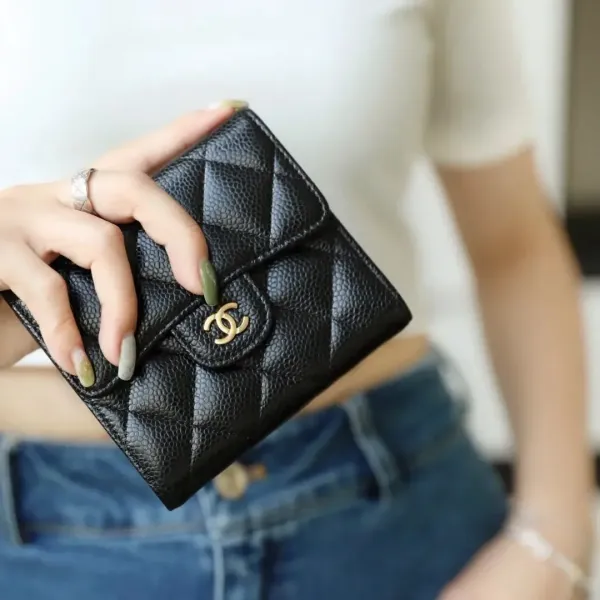 【2026】《シルエットとロゴが可愛い♪》CHANEL マトラッセ三つ折り財布 10*11.5*3cm