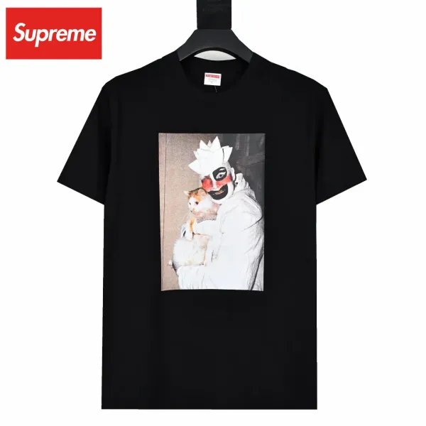 【2026】Supreme 20SS Leigh Bowery アーティストコラボ ピエロを抱えた子猫プリント 半袖Tシャツ シュプリーム