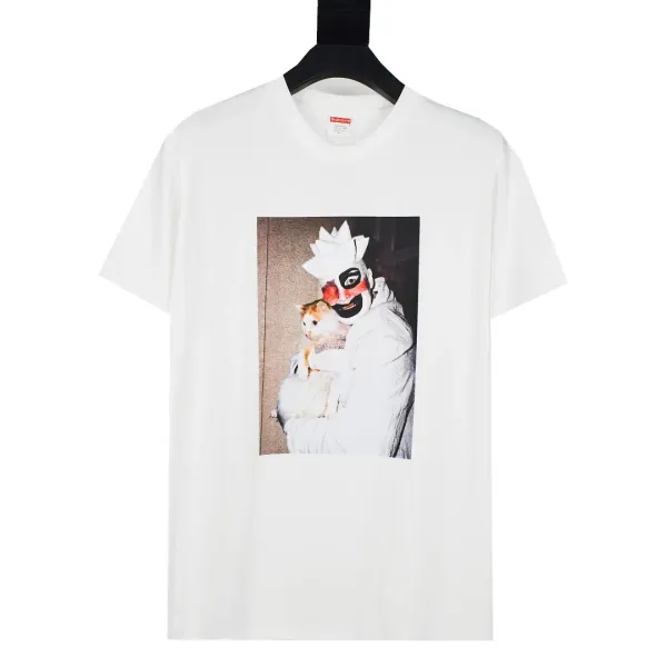 【2026】Supreme 20SS Leigh Bowery アーティストコラボ ピエロを抱えた子猫プリント 半袖Tシャツ シュプリーム