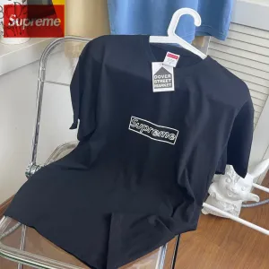 【2026】シュプリームSupreme 21ss Week 18 × KAWS 連名 チョーク LOGO クレヨン スケッチ レター ボックス ロゴ 半袖 Tシャツ