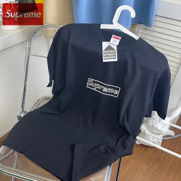 【2026】シュプリームSupreme 21ss Week 18 × KAWS 連名 チョーク LOGO クレヨン スケッチ レター ボックス ロゴ 半袖 Tシャツ