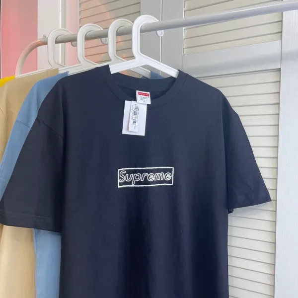 【2026】シュプリームSupreme 21ss Week 18 × KAWS 連名 チョーク LOGO クレヨン スケッチ レター ボックス ロゴ 半袖 Tシャツ