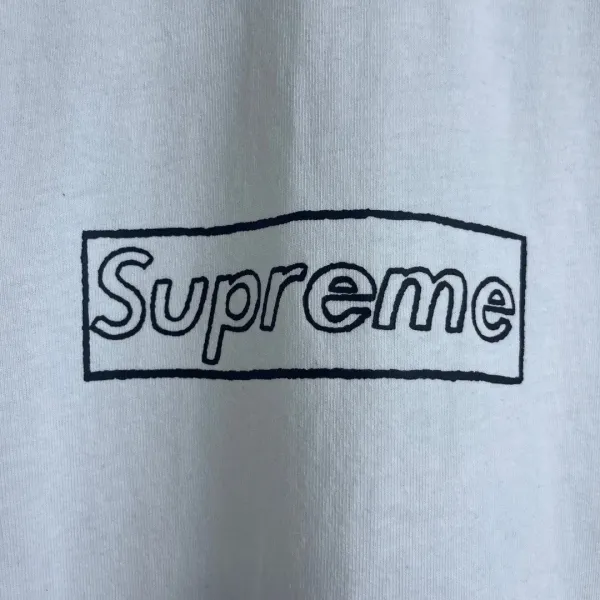 【2026】シュプリームSupreme 21ss Week 18 × KAWS 連名 チョーク LOGO クレヨン スケッチ レター ボックス ロゴ 半袖 Tシャツ