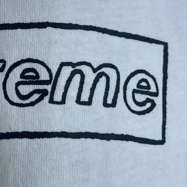 【2026】シュプリームSupreme 21ss Week 18 × KAWS 連名 チョーク LOGO クレヨン スケッチ レター ボックス ロゴ 半袖 Tシャツ
