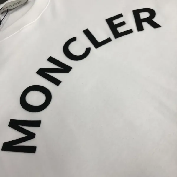 【2026】MONCLER モンクレール　　半袖シャツ　Tシャツ　長く着て変形しにくい　シンプルの風格　ファッション　かっこいい　白　黒　グレー　男女兼用