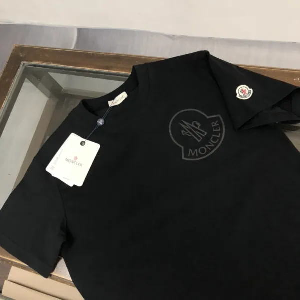 【2026】MONCLER モンクレール　　半袖シャツ　Tシャツ 長く着て変形しにくい　シンプルの風格　ファッション　かっこいい　白　黒　グレー　男女兼用